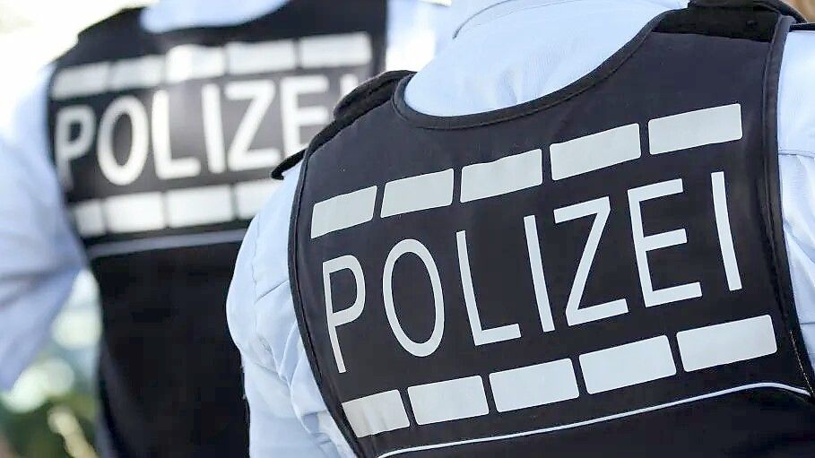 Polizisten sind an der Splitting-Schule in Papenburg gesehen worden. Symbolfoto: DPA/Stein