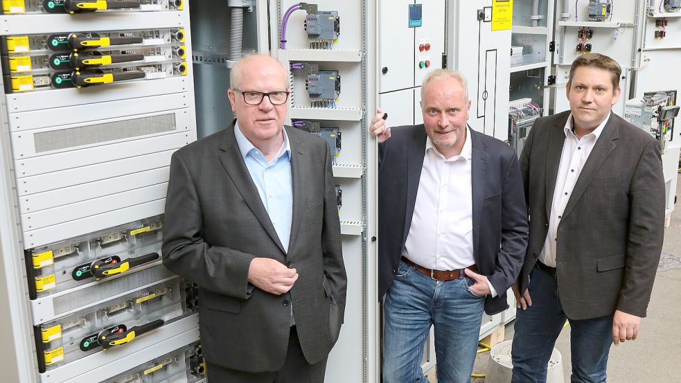 Sie blicken stolz auf 75 Jahre erfolgreiche Firmengeschichte (von links): geschäftsführender Gesellschafter Dieter Janssen, Geschäftsführer Karl-Heinz Meinders sowie kaufmännischer Leiter Otmar Fitze in den Fertigungshallen in Aurich. Foto: Romuald Banik