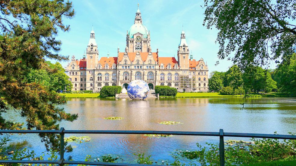 Das Neue Rathaus der Landeshauptstadt Hannover: Auch Hannovers Oberbürgermeister Belit Onay (Grüne) muss sich 2026 erneut zur Wahl stellen. Foto: IMAGO/Rust