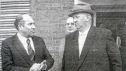 Jannes Ohling (rechts) und der damalige Landwirtschaftsminister Klaus-Peter Bruns in den 70er-Jahren. Foto: Archiv / Ostfriesische Nachrichten