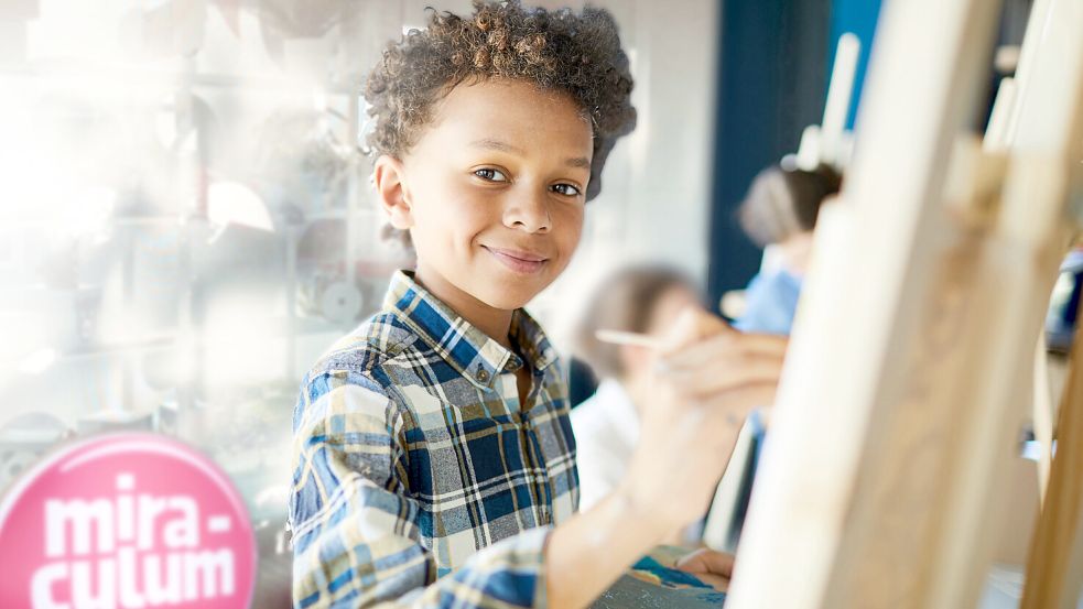 Mit einem Kind an der Leinwand wirbt die Kunstschule Miraculum. Aber es gibt noch mehr Angebote als Malerei. Foto: Getty Images/Stockphoto