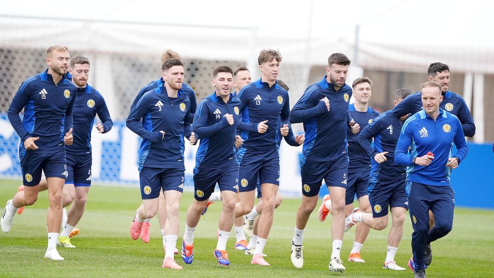 Auch als „The Tartan Army“ bekannt: Die schottische Mannschaft um Andrew Robertson (Nummer 3) bereitet sich auf das EM-Auftaktspiel gegen Deutschland vor. Foto: Imago/PA Images