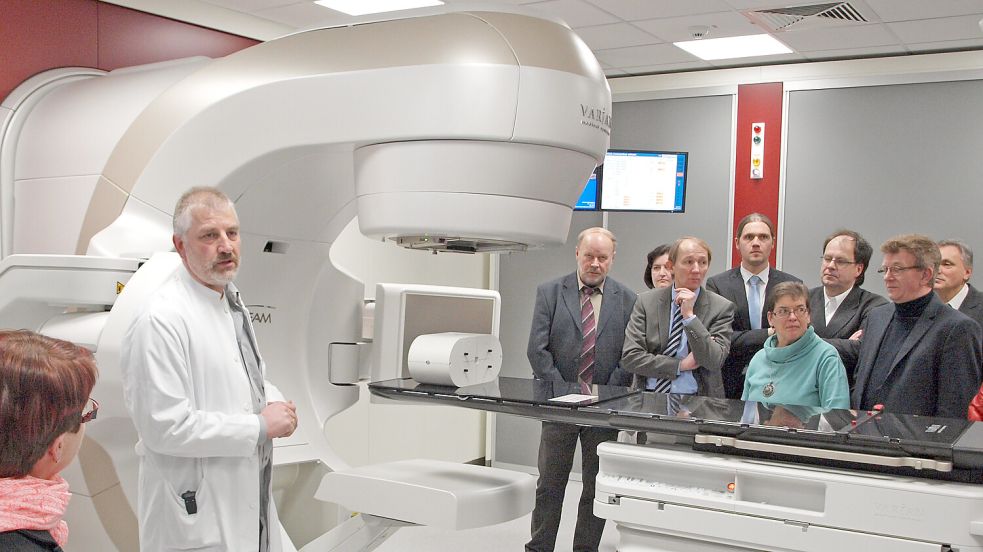 Im März 2013 stellte Medizinphysiker Hans-Willy Breyer den Kreispolitikern den damals neuen Linearbeschleuniger vor. Er gilt immer noch als modernes High-Tech-Gerät. Foto: Heino Hermanns