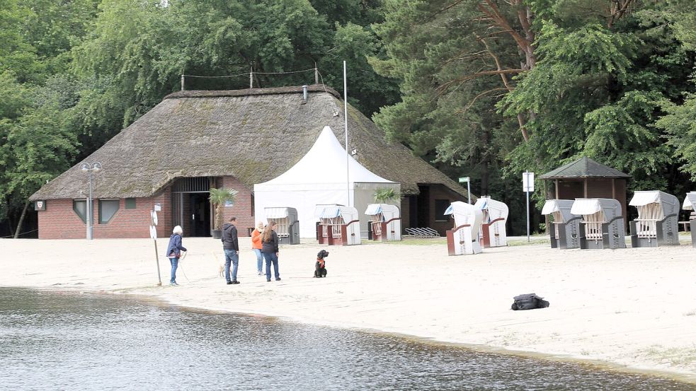 Weißer Strand und klares Wasser am Ottermeer in Wiesmoor: Fehlen nur noch Sommerwetter und Pommes, findet der Schausteller Michael Langenscheidt. Seine Pagode wartet auf den ersten Einsatz zum Ottermeerlauf. Foto: Böning