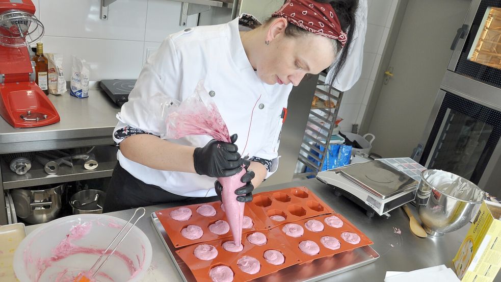 Susanne Rode ist Konditormeisterin und steckt hier mitten in den Vorbereitungen zur Café-Eröffnung am Wochenende. Foto: Ullrich