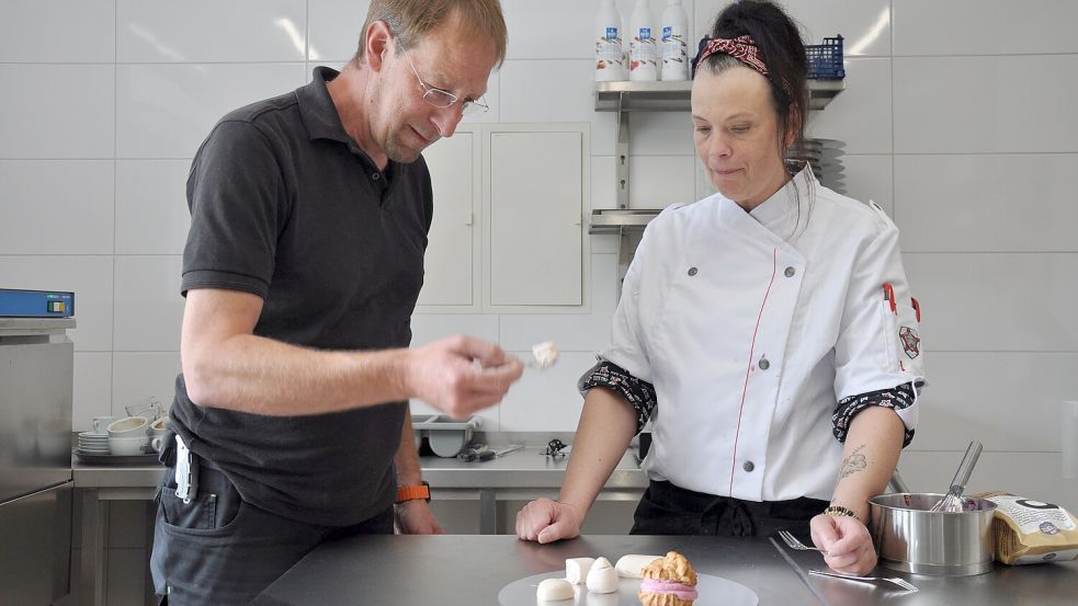 Während seiner Arbeit wurde Jörg Elsenbruch kurzerhand von Konditormeisterin Susanne Rode als Testesser verpflichtet. Foto: Ullrich