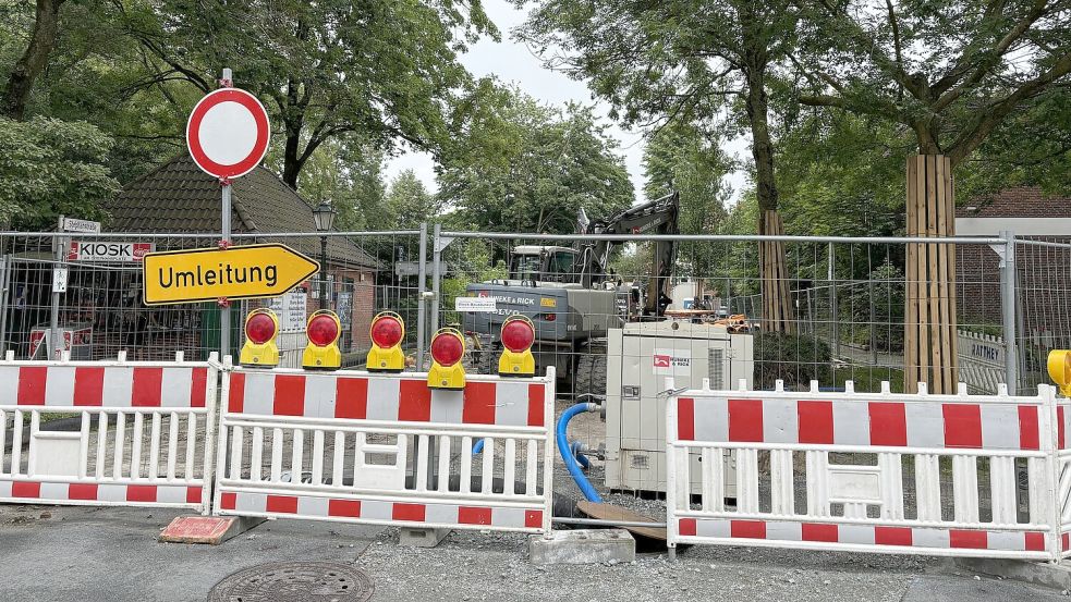 Nach vier Wochen sollten die Arbeiten an der Schmutzwasserleitung der Stephanstraße eigentlich beendet werden. Das klappte nicht. Eine Pumpe, also das graue Gerät direkt hinter der Absperrung, läuft dauerhaft, um Regenwasser aus der Baugrube zu pumpen. Die Witterung verzögert die Bauarbeiten. Foto: Hanssen