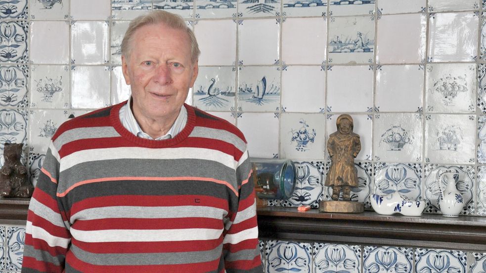 Heyo Onken vor dem historischen Kamin im Müllerhaus der Mühle Westgroßefehn. Foto: Ullrich