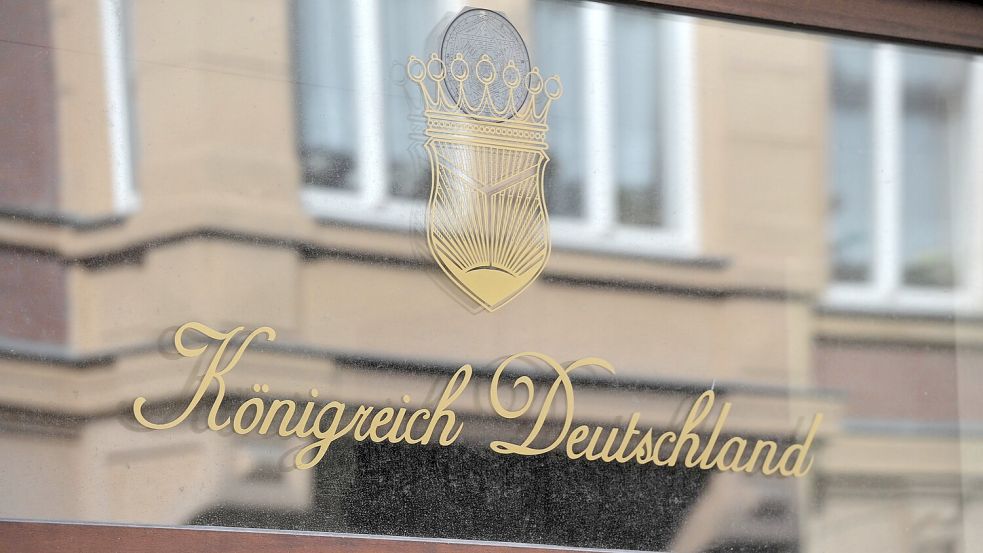 Der Schriftzug „Königreich Deutschland“ auf der Schaufensterscheibe eines Ladengeschäftes in Lutherstadt Wittenberg. Darüber ist ein Phantasiewappen zu sehen. Foto: imago images/Klaus Martin Höfer