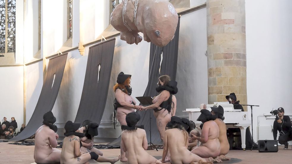 Kunsthalle: Eröffnung Jahresthema: "Kinder, hört mal her"; Performance von Sophia Süßmilch Foto: Thomas Osterfeld