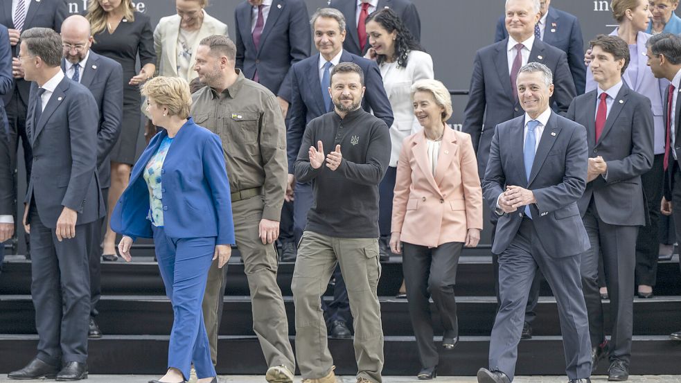 Und wie geht es nun weiter? Der ukrainische Präsident Wolodymyr Selenskyj im Kreise der Konferenzteilnehmer. Foto: picture alliance/dpa/KEYSTONE/Urs Flueeler