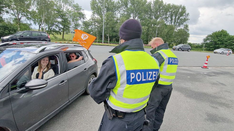 Laura Boogard und ihre Freunde sind friedliche Oranje-Fans und nehmen die Kontrolle auf der Rastplatz in Bunderneuland locker. Foto: Gettkowski