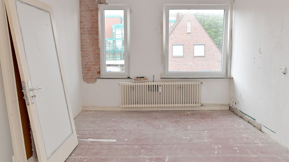 Elternschlafzimmer im Obergeschoss: Hier wird der Dielenboden vermutlich in einem Grauton lackiert. Foto: Ortgies