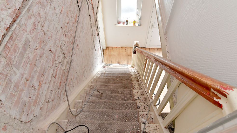 Blick von Obergeschoss in den Eingangsbereich. Die Treppe wird vermutlich in einem Rotton gestrichen werden. Foto: Ortgies