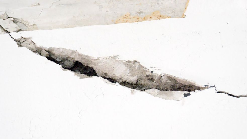 Dieser Riss ist im Obergeschoss vermutlich durch einen Durchbruch im Untergeschoss entstanden. Foto: Keller