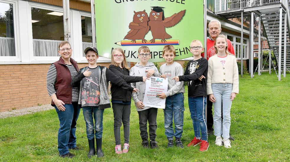 Stolz wie Oskar: Die Projektgruppe mit Kaja Lindner (links) und Uwe Themann freuen sich darüber, dass es mit der Bewerbung um das Zukunftspaket geklappt hat. Zwei Mädchen fehlen auf dem Foto.Foto: Stromann