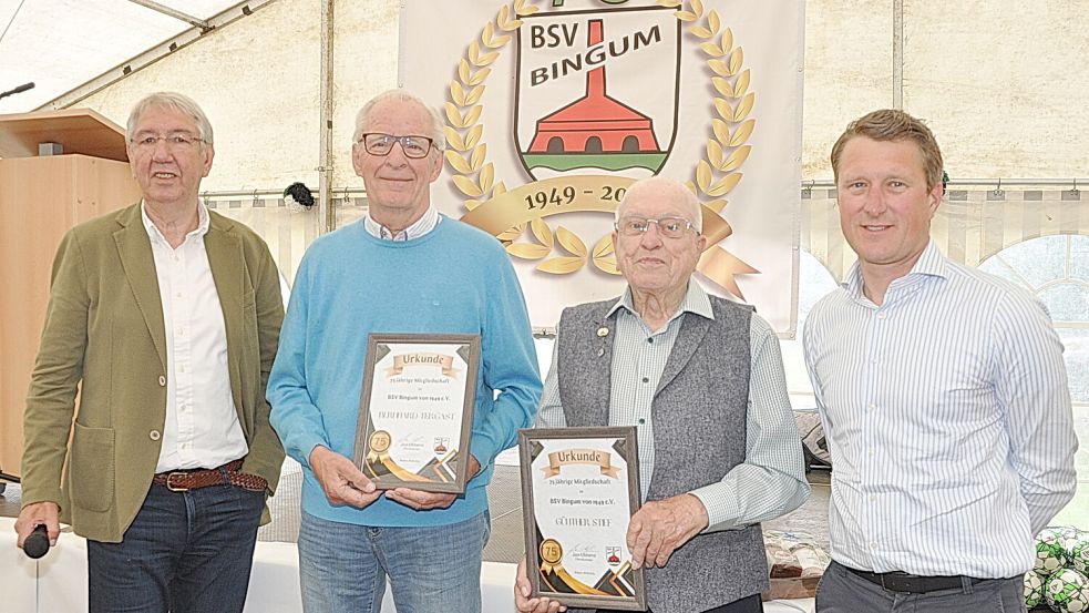 Ehrenvorsitzender Heinz-Dieter Schmidt (von links) und BSV-Vorsitzender Jan Ubbens (rechts) zeichneten Bernhard Tergast und Günther Stief aus. Foto: Wolters