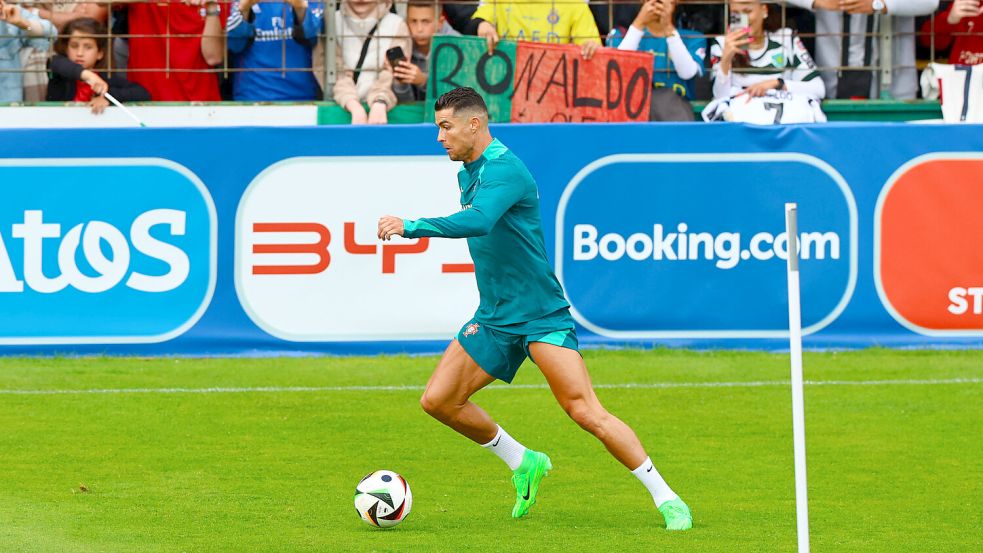Auf ihn richteten sich beim öffentlichen Training der portugiesischen Nationalmannschaft die Blicke: Cristiano Ronaldo. Foto: Imago/ HMB-Media
