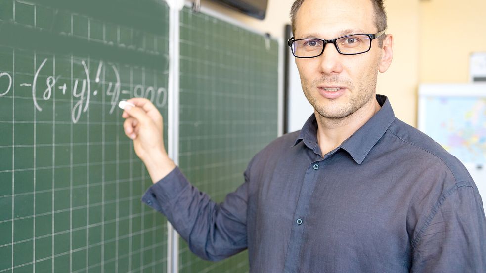 Ist dieser Lehrer wohl verbeamtet oder angestellt? Fürs Alter macht das einen gewaltigen Unterschied. Foto: Imago/Pond5 Images