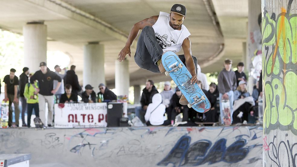 Beim Skate Contest in Emden zeigten rund 100 Teilnehmer ihr Können. Foto: Jens Doden/Emden