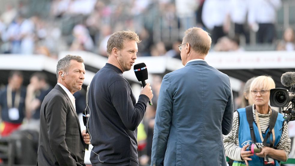 Lothar Matthäus als Experte und Moderator Florian König führen bei RTL durch die Liveübertragung. Foto: IMAGO/Team 2