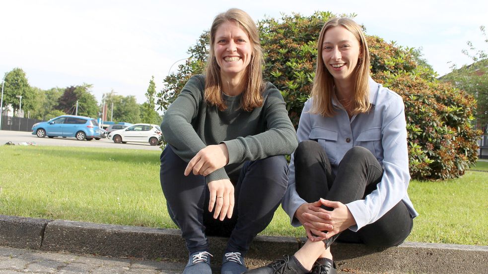 Wittmunds Klimaschutzbeauftragte Elisa Bodenstab (links) und die Klimaanpassungsmanagerin Friederike Fischer. Foto: Oltmanns