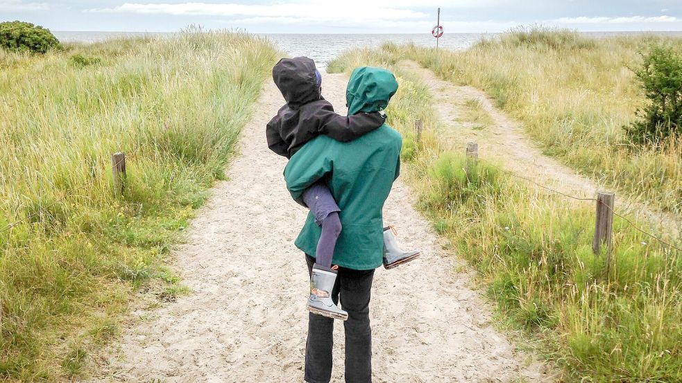 Gut geschützt: Eine hochwertige Regenjacke hält trotz Wind und Regen warm und trocken. Foto: IMAGO/Thomas Eisenhuth