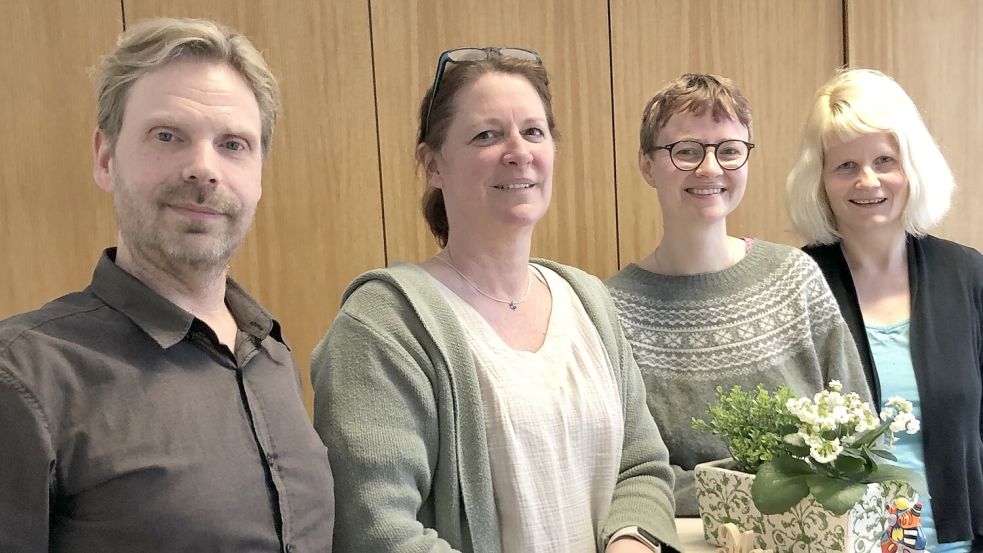Vier der sechs Mitarbeitenden von Pro Familia in Emden und der Außenstelle Leer: (von links) Michael Goedecker, Heike Weimann, Fiona Lienke und Anja Grönniger. Es fehlt Verwaltungskraft Birgit Reck. Foto: H. Müller