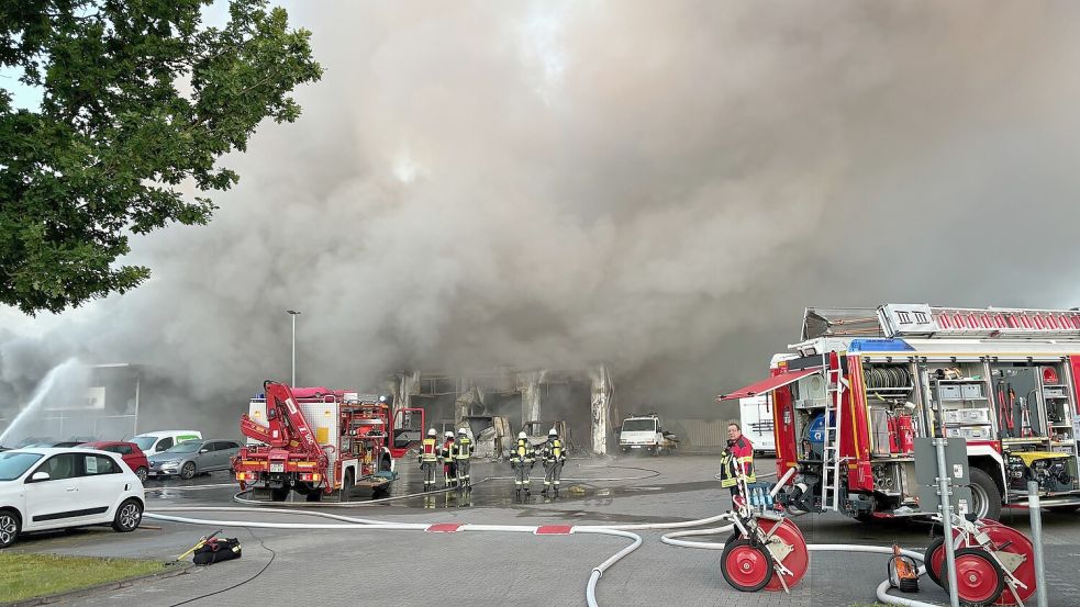Dichter Qualm liegt über dem Ortsteil.