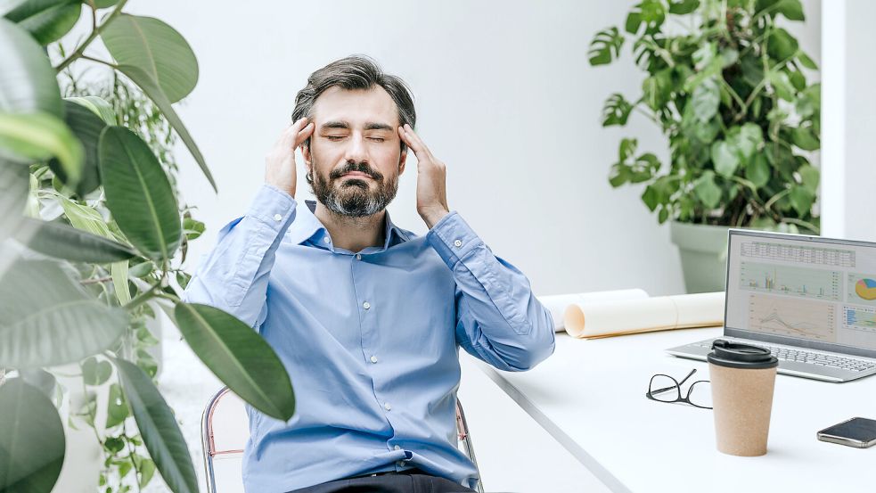 Stress, Termine oder eine nahende Deadline: Vor allem auf der Arbeit spüren viele Menschen einen Leistungsdruck – und nehmen daher Aufputschmittel ein, um die eigene Gehirnleistung zu steigern. Foto: IMAGO/Westend61