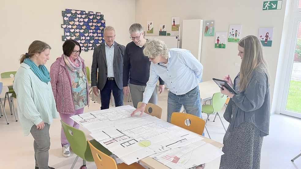 Ließen sich am Donnerstagvormittag die aktuellsten Pläne zum Neubau an der Grundschule von den Architekten Matthias Steinhoff (Zweiter von rechts) und Kaja Reuter (rechts) erklären: die stellvertretende Schulleiterin Ilona Meyer, Schulleiterin Anja Meißner, Bauamtsleiter Andreas Sinningen und Bürgermeister Heiko Abbas. Foto: Stadt Weener