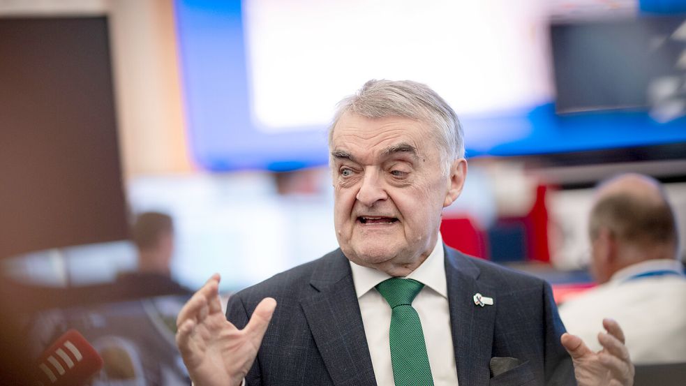 NRW-Innenminister Herbert Reul fordert einen bundesweiten Überblick zu den Aktivitäten von Salafisten-Predigern im Netz. Foto: Fabian Strauch/dpa