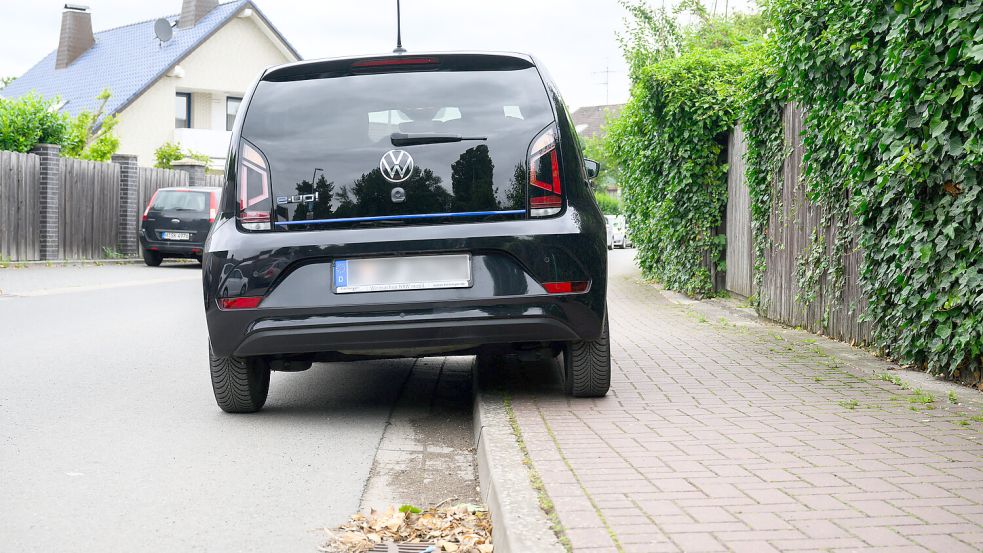 Aufgesetzes Parken auf Gehwegen: Das darf man nur, wo ein Schild es ausdrücklich erlaubt Foto: Julian Stratenschulte/dpa