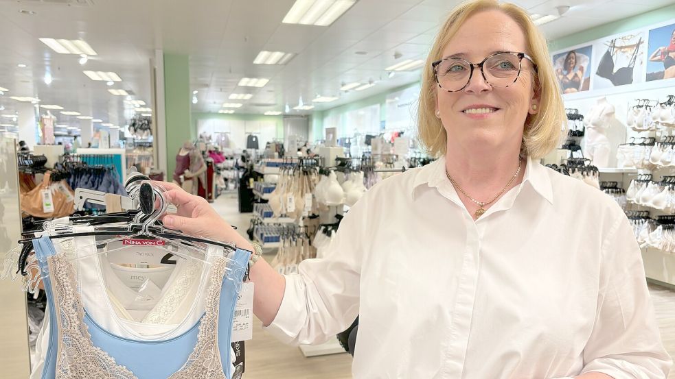 Unterhemden gibt es mittlerweile in allen Varianten. In der Wäscheabteilung im Kaufhaus Behrends in Wiesmoor zeigt Verkäuferin Adele Folkers einige Modelle. Foto: Kubassa