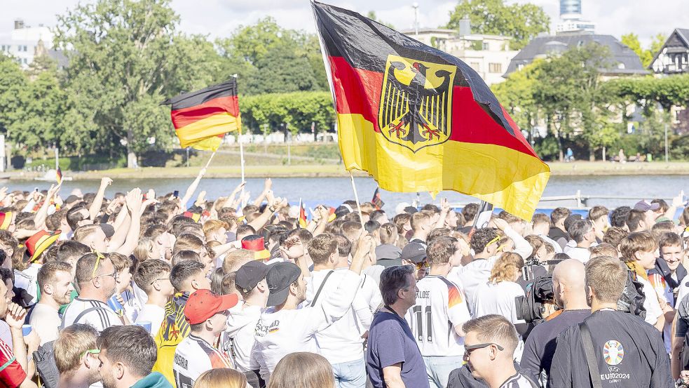 EM-Fanmeile in Frankfurt: Der Bundesadler ziert eine Deutschland-Fahne – was dabei zu beachten ist. Foto: IMAGO/Beautiful Sports