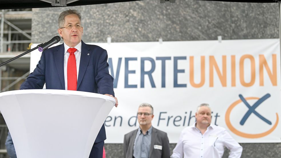 Spricht bei einer Kundgebung in Chemnitz: Hans-Georg Maaßen, Bundesvorsitzender der Werteunion. Die Gruppierung will nun einen Landesverband für Niedersachsen gründen. Foto: dpa/Heiko Rebsch