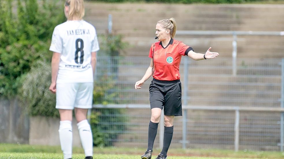Anja Klimm als Schiedsrichterin im Einsatz: Am 29. Mai 2021 leitete sie das Zweitliga-Spiel der Damen zwischen Borussia Mönchengladbach und Borussia Bocholt. Foto: Imago