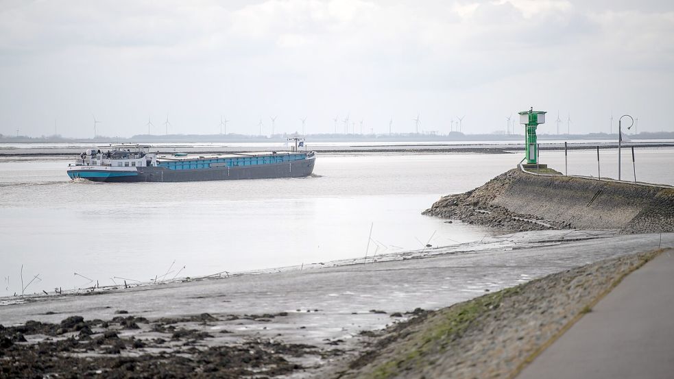 Ein Schiff fährt über die Ems. Die seit Jahren umstrittene Vertiefung der Außenems soll 2024 in die Gänge kommen. Foto: Sina Schuldt/dpa