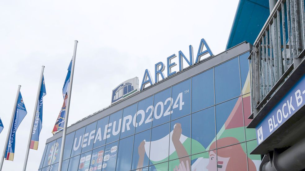 Der Eingang zur Arena in Gelsenkirchen - aber wo geht es raus? Foto: IMAGO/Markus Endberg
