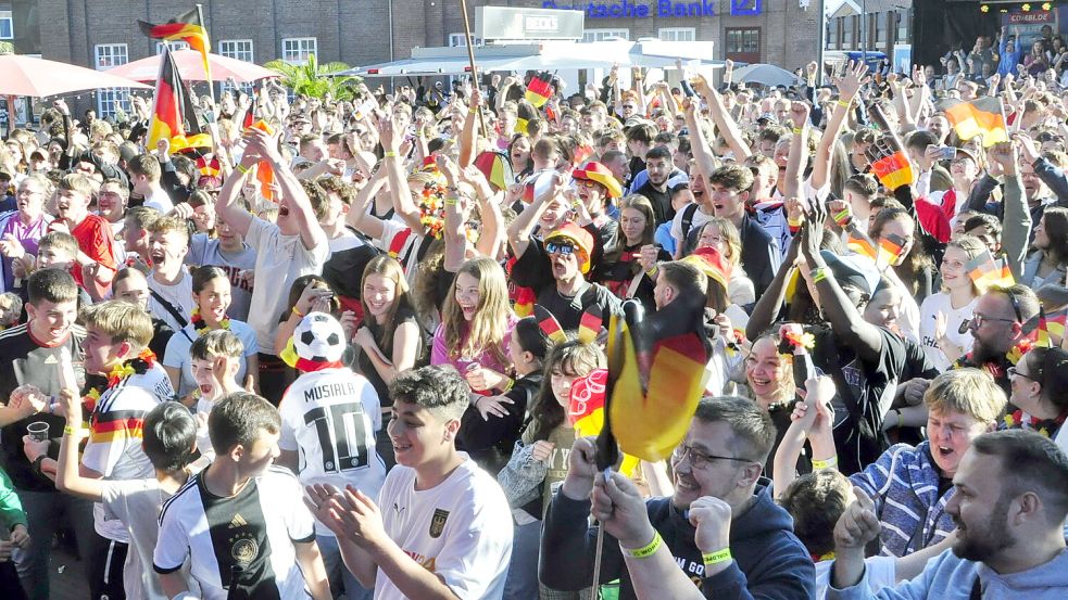 Am Mittwoch feierten etliche Fußball-Fans in Leer den 2:0-Sieg der DFB-Elf gegen Ungarn. Am Sonntag hoffen sie auf einen weiteren Erfolg der deutschen Mannschaft. Foto: Wolters