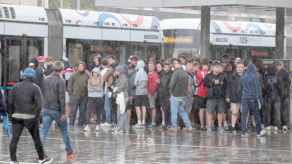 Verkehrschaos im Regen beim EM-Spiel England gegen Serbien: Ein Sinnbild für die miese Stimmung im Land. Foto: Imago Images / Frank Oppitz