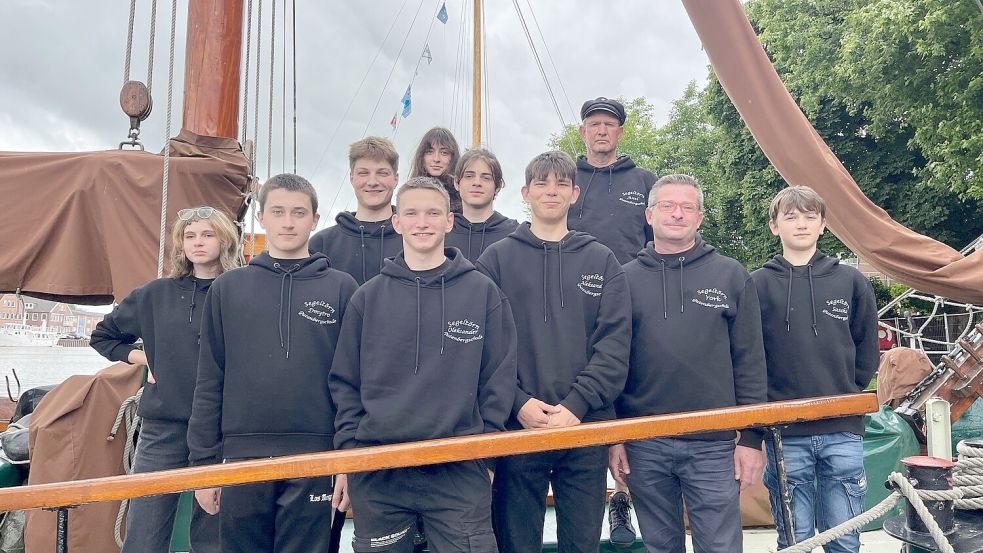 Die Gruppe der Gutenbergschule auf dem Segelschiff „Friedrich“ vor der Abfahrt. Foto: privat