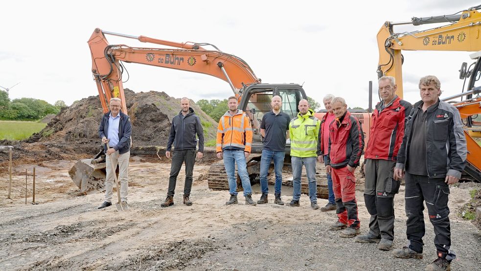 Die Erschließung hat bereits begonnen. Das Foto zeigt Bürgermeister Johannes Poppen (von links), Manuel Helmers von der Samtgemeinde Hesel, Stefan Meyer von der ausführenden Firma Post, Simon Högemann (Planungsbüro Wessels und Grünefeld), Tim Ellerbrock, Reiner Helgens, Uwe Janßen, Focko Müller und Joachim Pollmann (alle Bauunternehmen Heinz de Buhr). Foto: Lüppen