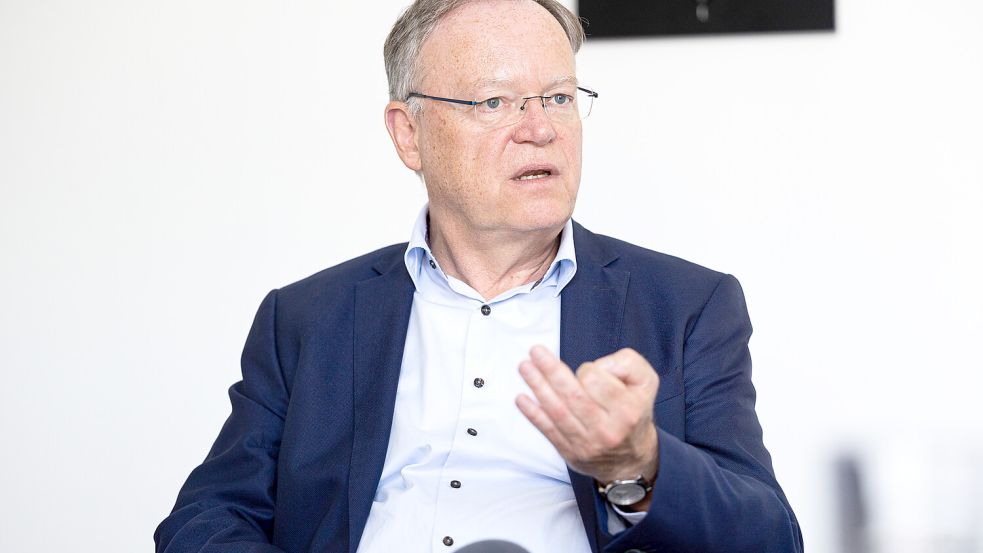 Dürfte erleichtert sein, nachdem die Staatsanwaltschaft Hannover ihre Ermittlungen wegen eines Anfangsverdachts der Untreue im Zusammenhang mit seiner Büroleiterin eingestellt hat: Niedersachsens Ministerpräsident Stephan Weil (SPD). Foto: Michael Matthey/dpa