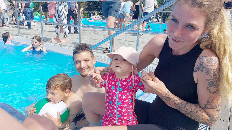 Nadine und Felix Thien mit ihren Kindern Liana und Luis erfrischen sich beim Lehrschwimmbecken.