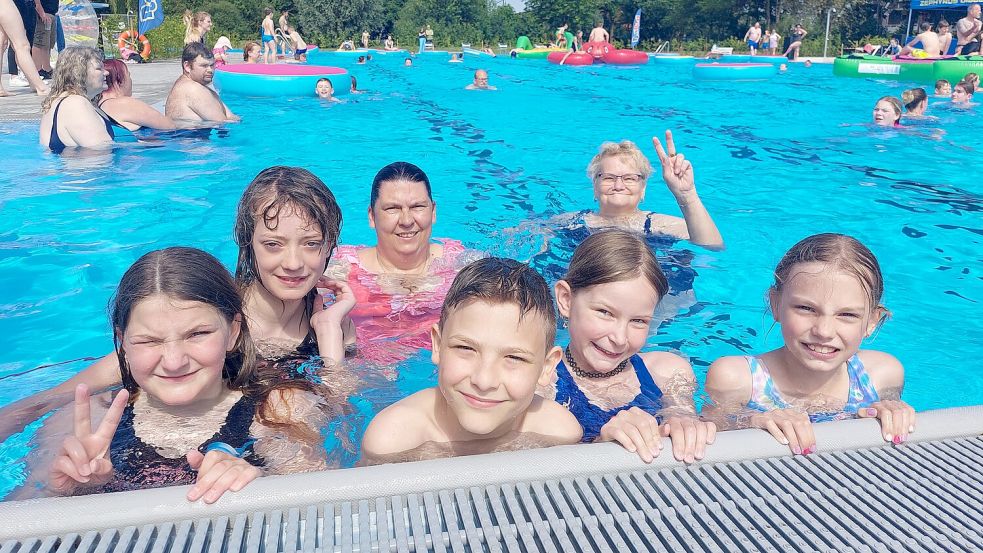 Endlich wieder Freibad! Nele (von links), Jana, Alexandra, Leon-Morice, Mia, Karin und Melina haben sich als einige der ersten ins Wasser getraut. Fotos: Hanssen