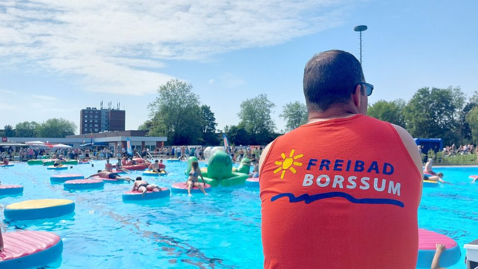 Der Bademeister hat das Schimmerbecken mit den für die Eröffnung vielen aufgeblasenen Spielinseln im Blick.