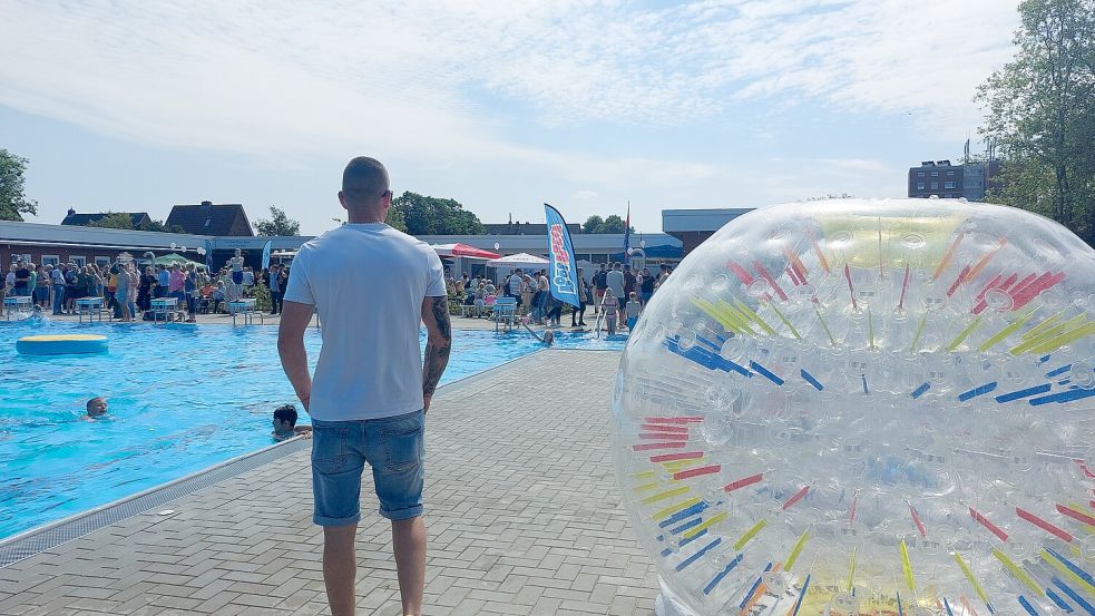 Am Beckenrand warteten am Samstagvormittag noch mehr Spielgeräte auf Wasserkontakt.