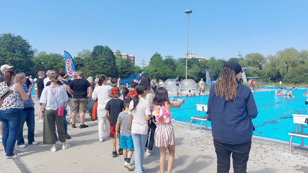 Viele Neugierige zog es ins Freibad.