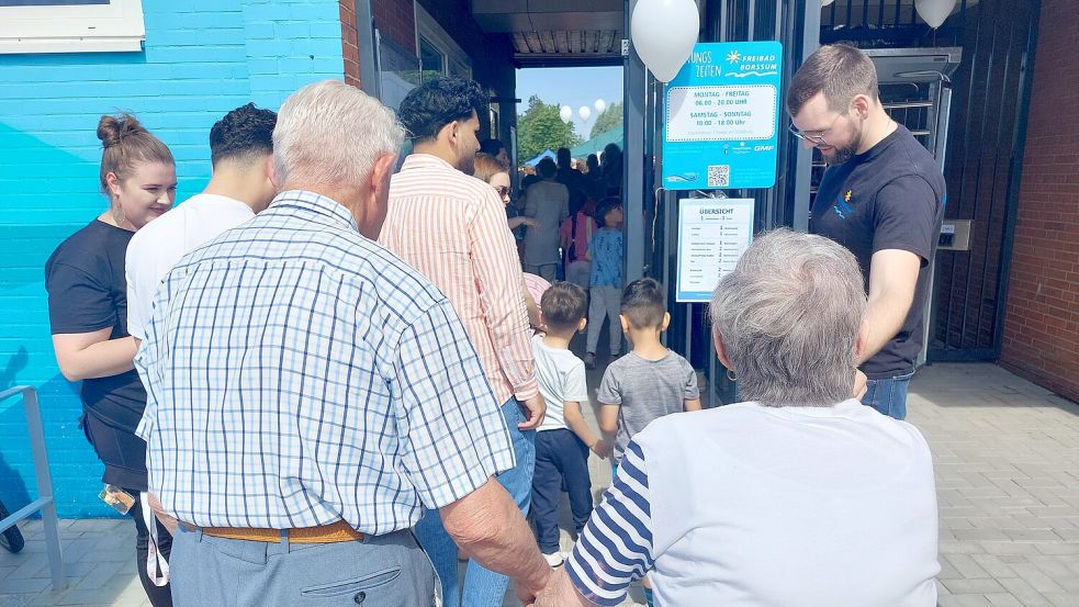 Das Freibad Borssum zieht alle an: ältere Menschen mit Rollator und junge Familien.